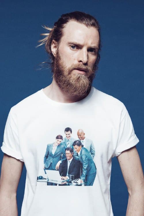 Adobe が昔ながらの写真素材を使用したアパレルを製作