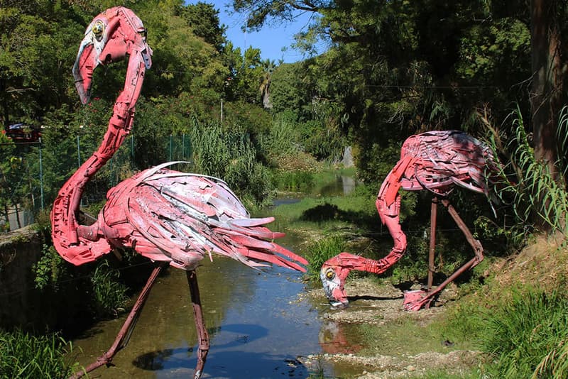 各地に点在する巨大な動物たち…作品の材料は？