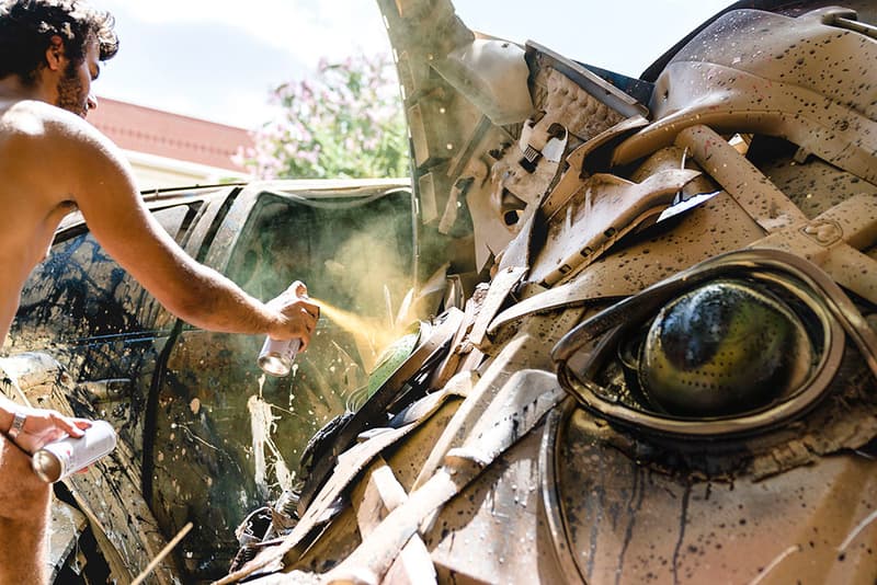 各地に点在する巨大な動物たち…作品の材料は？