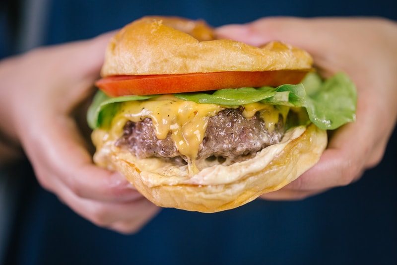 自宅でも作れるプロ級ハンバーガーのレシピを公開