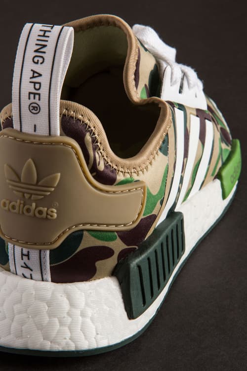 A BATHING APE® x adidas Originals コラボ NMD_R1 にクローズアップ