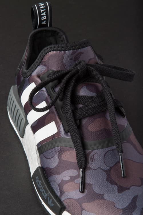A BATHING APE® x adidas Originals コラボ NMD_R1 にクローズアップ