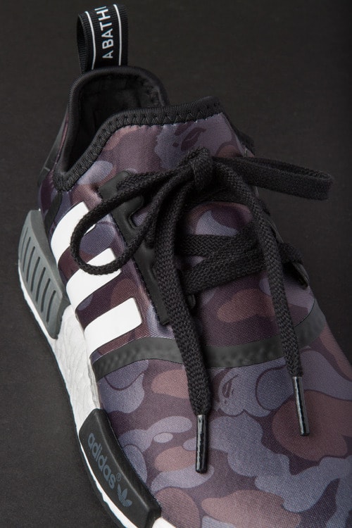 A BATHING APE® x adidas Originals コラボ NMD_R1 にクローズアップ