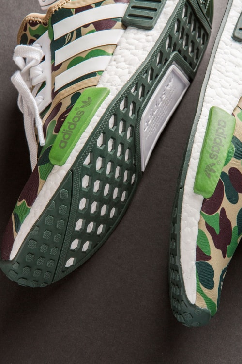 A BATHING APE® x adidas Originals コラボ NMD_R1 にクローズアップ