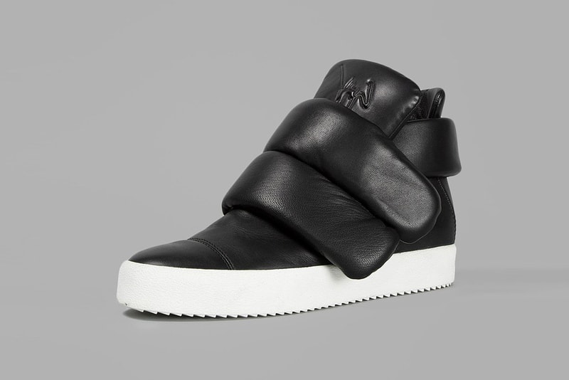 Giuseppe Zanotti のラグジュアリーなハイトップスニーカーにクローズアップ
