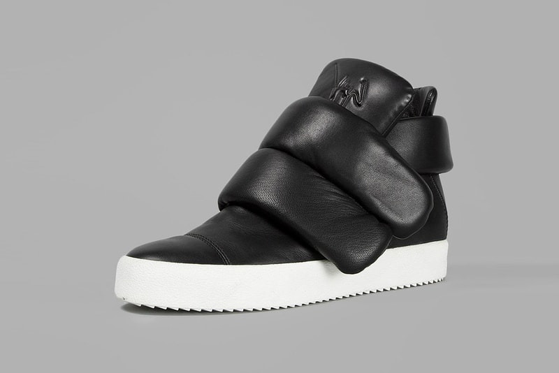Giuseppe Zanotti のラグジュアリーなハイトップスニーカーにクローズアップ