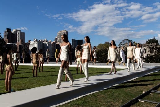 太陽の下で開催された Kanye West の YEEZY Season 4 プレゼンレーション