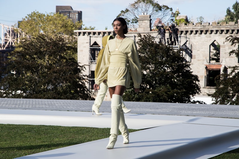 太陽の下で開催された Kanye West の YEEZY Season 4 プレゼンレーション
