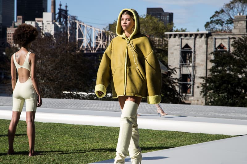 太陽の下で開催された Kanye West の YEEZY Season 4 プレゼンレーション