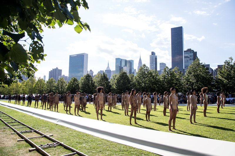 太陽の下で開催された Kanye West の YEEZY Season 4 プレゼンレーション