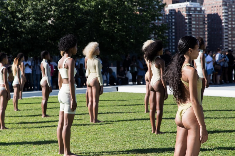 太陽の下で開催された Kanye West の YEEZY Season 4 プレゼンレーション