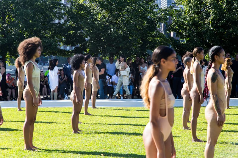 太陽の下で開催された Kanye West の YEEZY Season 4 プレゼンレーション
