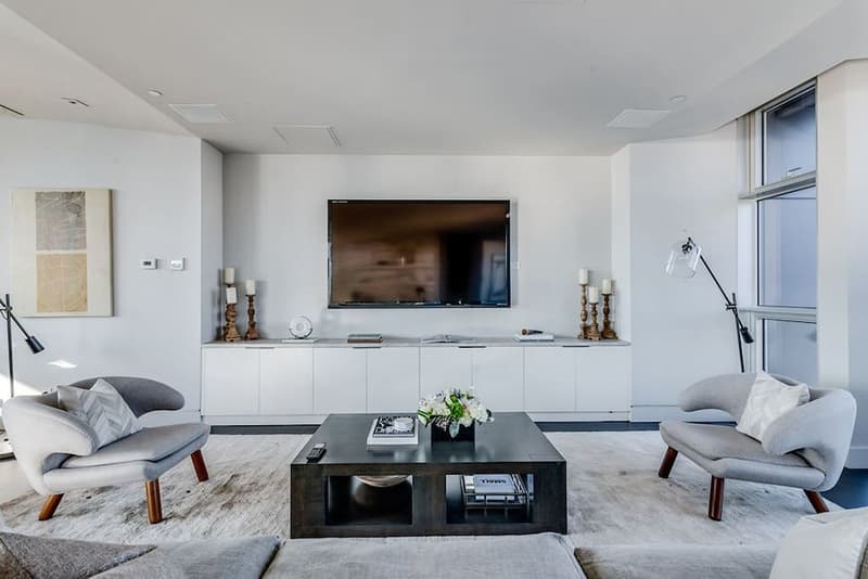 Kim Kardashian が Kanye West のツアー中に仮住まいしているビルの最上階