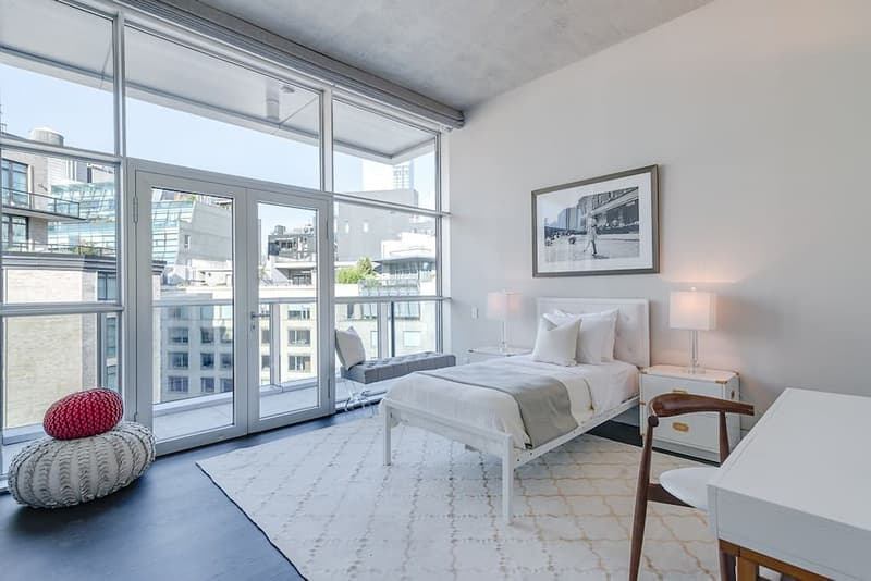 Kim Kardashian が Kanye West のツアー中に仮住まいしているビルの最上階