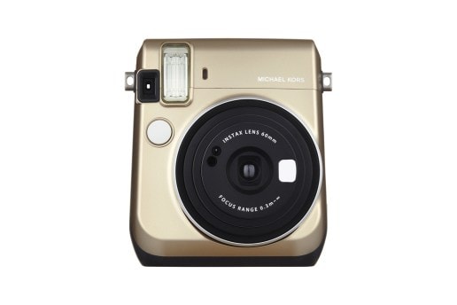 富士フイルムと元 Celine デザイナーによるゴールドの Instax Mini 70
