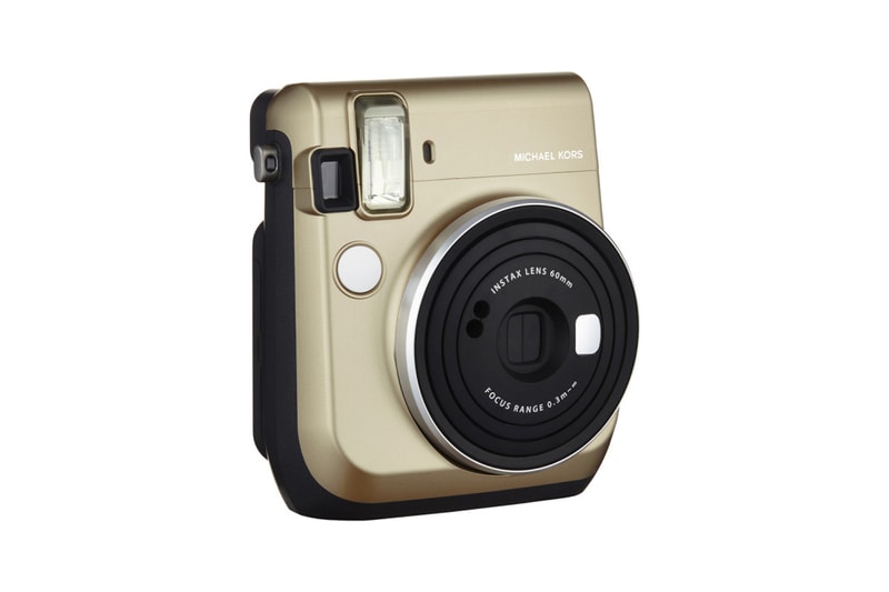 富士フイルムと元 Celine デザイナーによるゴールドの Instax Mini 70