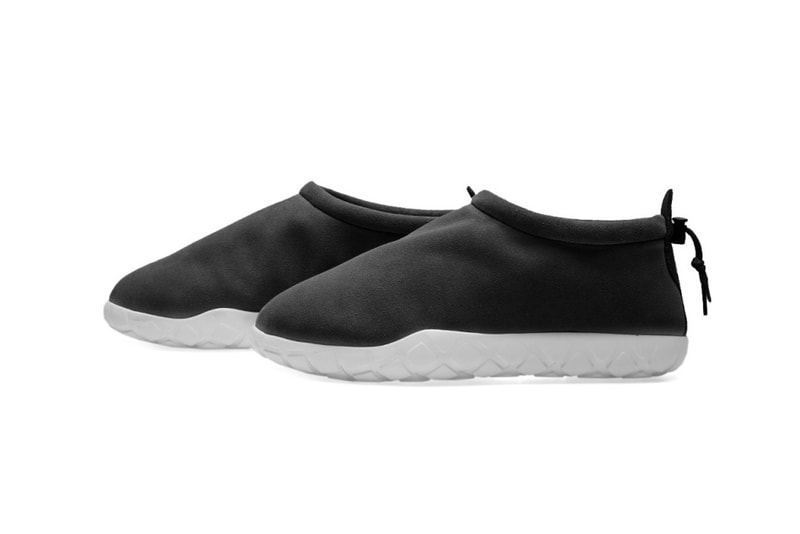 Nike よりブラックカラーで施された究極にミニマルな Air Moc Ultra が登場