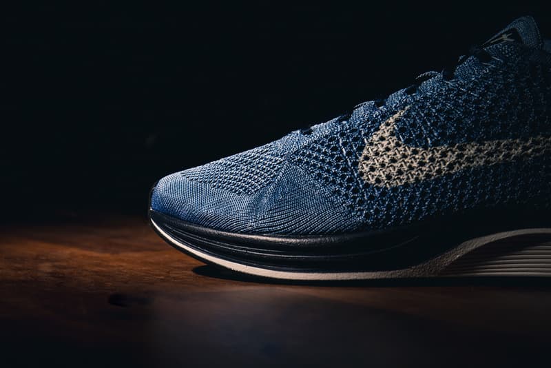 手作業で藍染めされた Nike Flyknit Racer