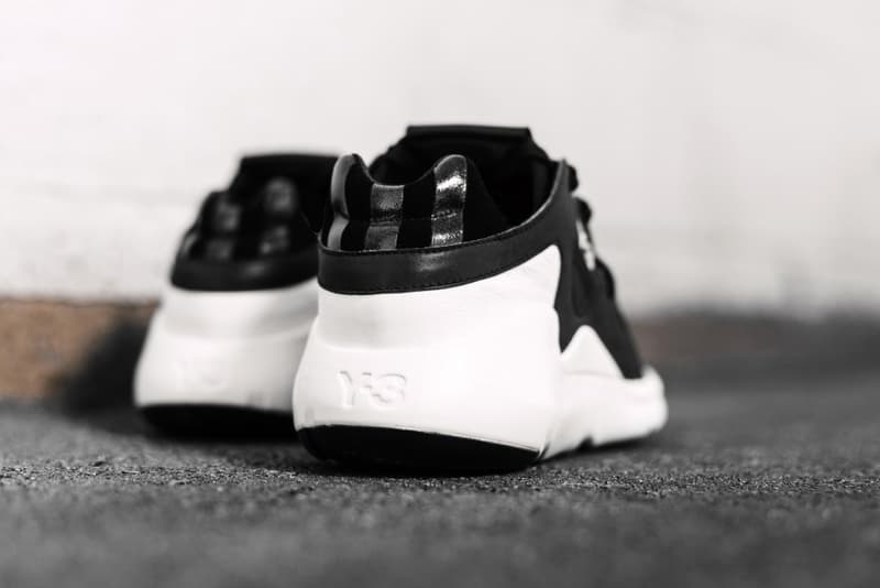 タイムレスなモノクロの Y-3 QR Run が登場