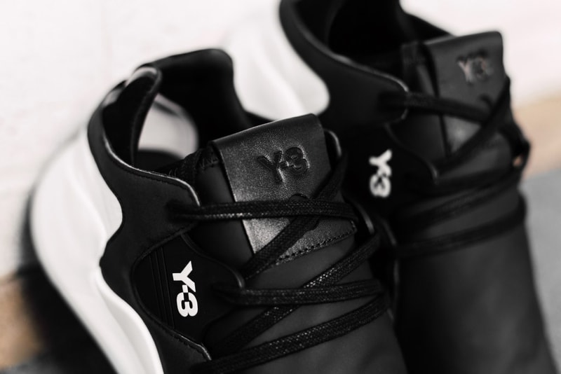 タイムレスなモノクロの Y-3 QR Run が登場