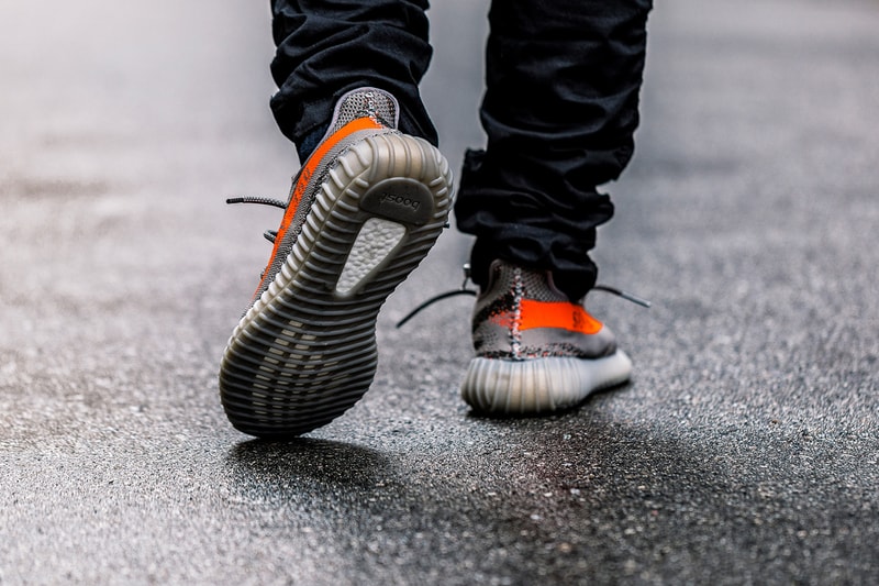 adidas Originals Yeezy Boost 350 V2 の細部に焦点を当てたクローズアップフォト