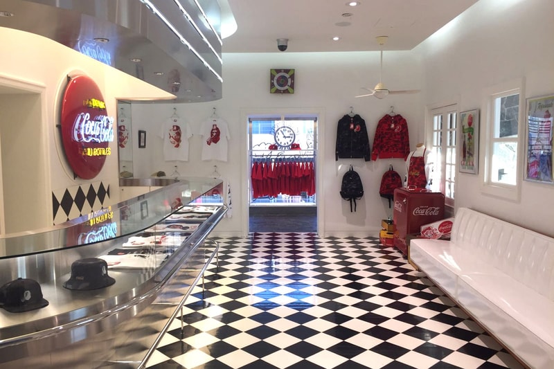 A BATHING APE® x Coca-Cola のポップアップショップにクロースアップ