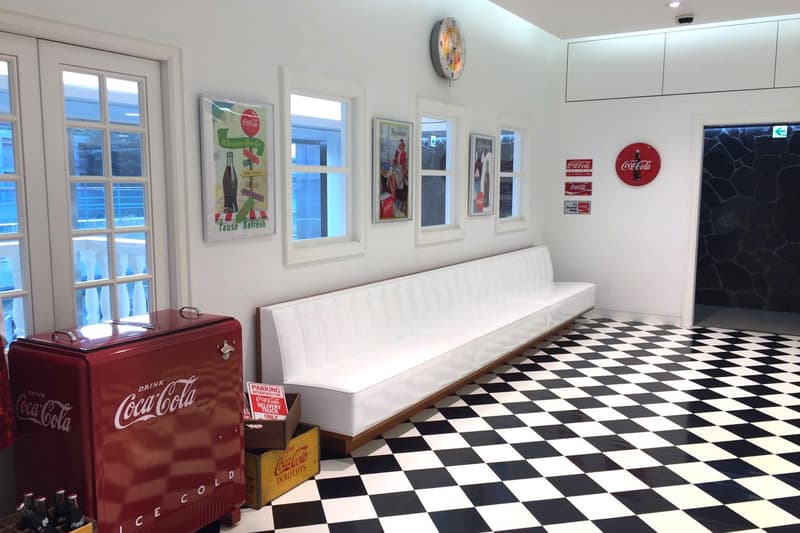A BATHING APE® x Coca-Cola のポップアップショップにクロースアップ