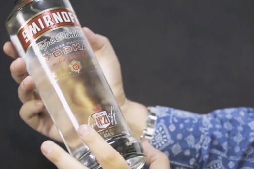  ウォッカ専門家が棚に並んだウォッカを品定め