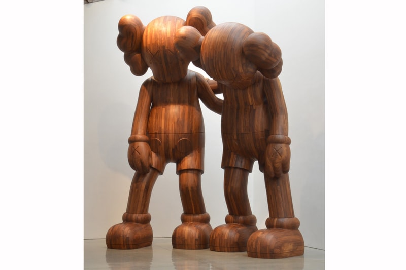 KAWS の最新エキシビション “WHERE THE END STARTS” の様子をお届け