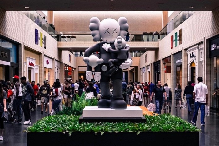 KAWS が手がけた“Clean Slate”彫刻がテキサス州のダラスに登場