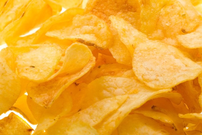 コンベアーベルトでポテトチップスとディップをデリバリー?