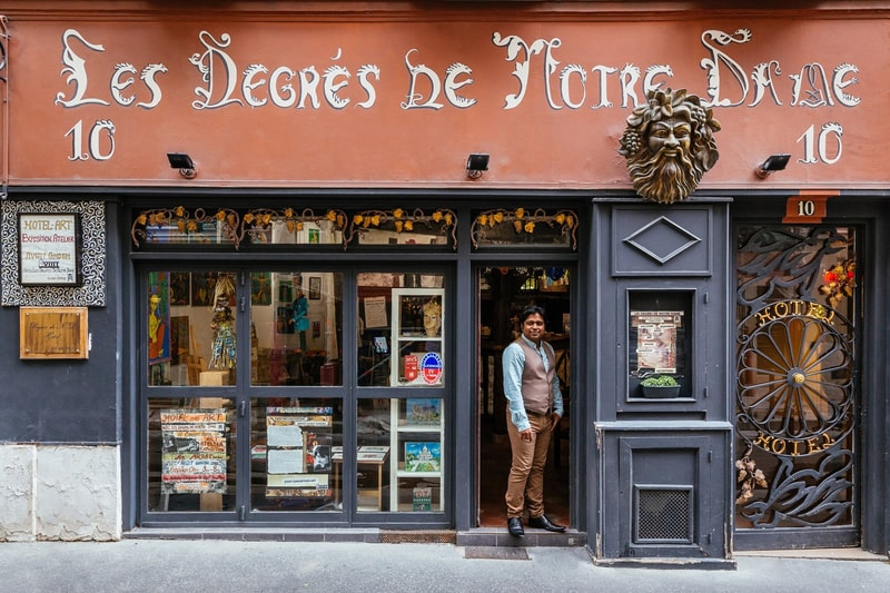 パリのあらゆるチャーミングなお店の外観にフォーカス