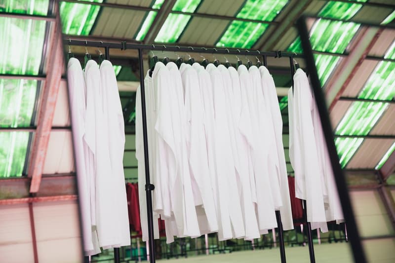 Vetements & MATCHES FASHION が "Official Fake" ガレージセールをソウルで開催