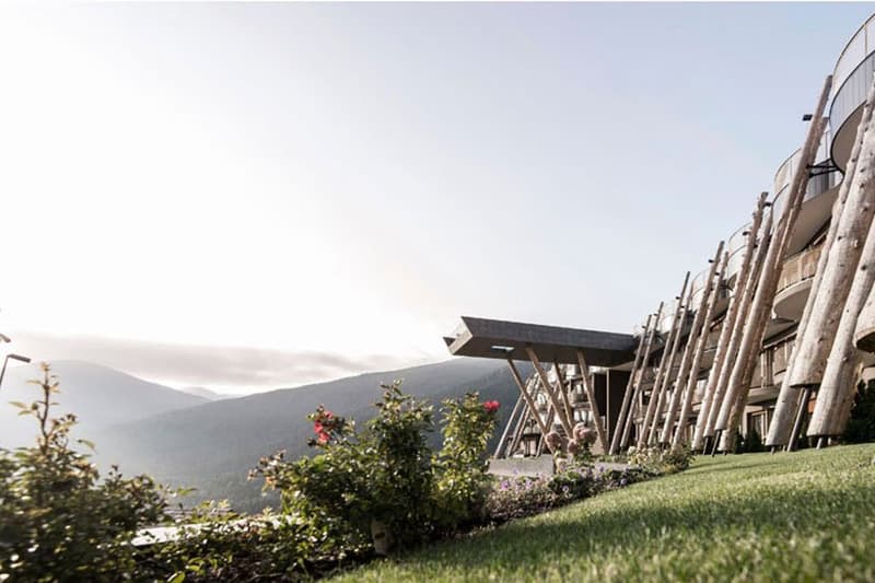 イタリアのホテルにある地上約12メートルの高さに浮かぶ “空中プール”