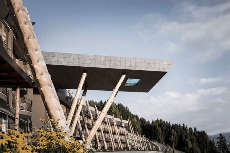 イタリアのホテルにある地上約12メートルの高さに浮かぶ “空中プール”