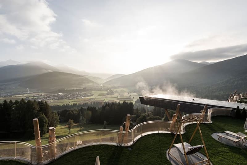 イタリアのホテルにある地上約12メートルの高さに浮かぶ “空中プール”