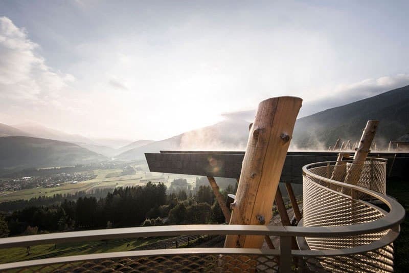 イタリアのホテルにある地上約12メートルの高さに浮かぶ “空中プール”