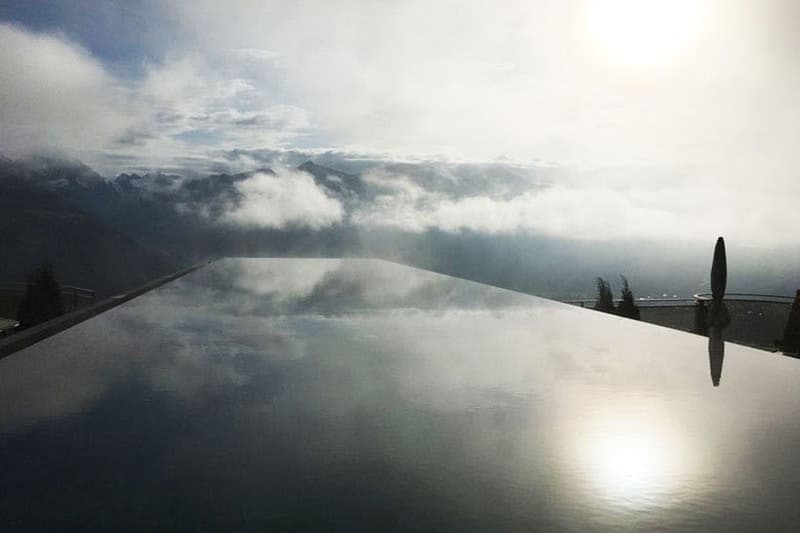 イタリアのホテルにある地上約12メートルの高さに浮かぶ “空中プール”