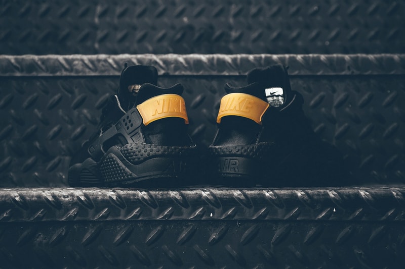 Nike からブラック/ゴールドという魅力的な配色の Air Huarache が登場