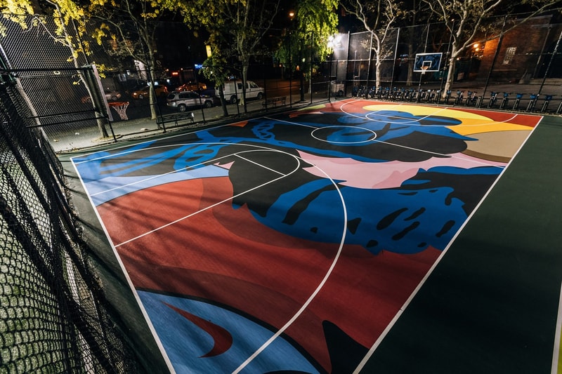Nike x KAWS がニューヨークのバスケットボールコートをポップにリデザイン