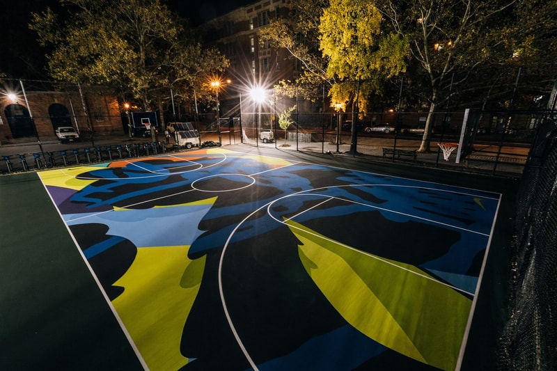 Nike x KAWS がニューヨークのバスケットボールコートをポップにリデザイン
