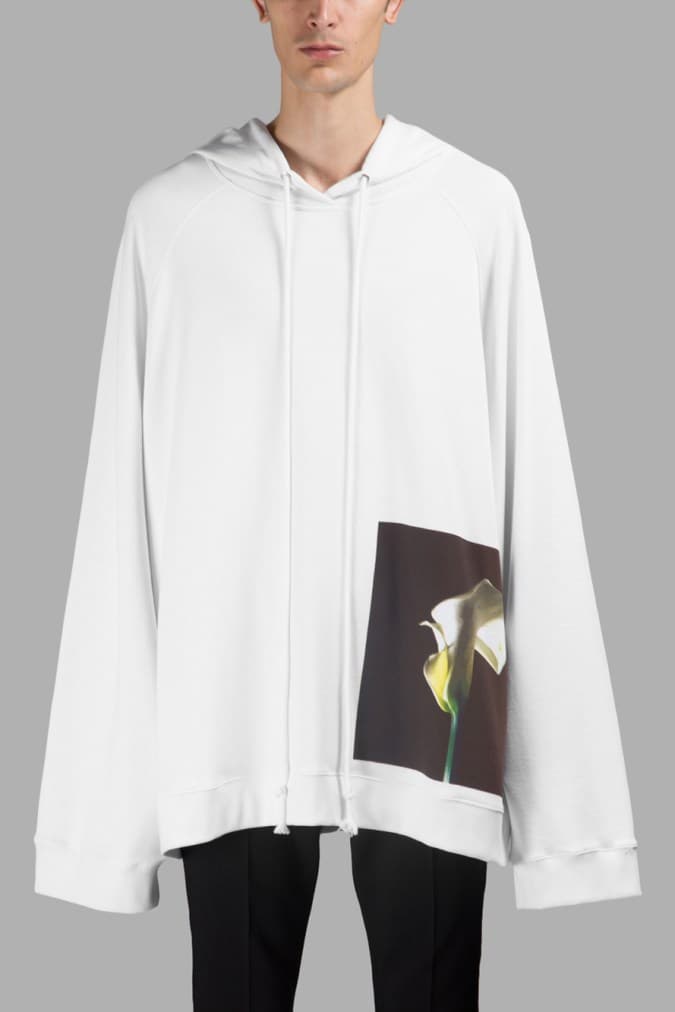 モノクロ写真を大胆に用いた、ラフ・シモンズの2017年春夏コレクションが公開