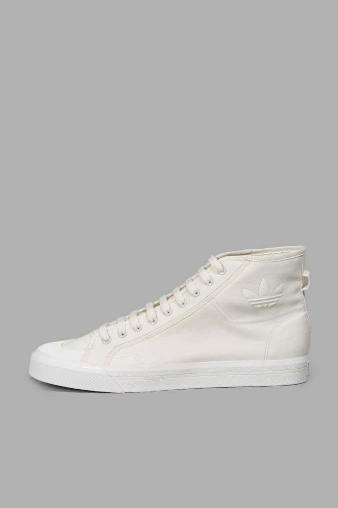 モノクロ写真を大胆に用いた、ラフ・シモンズの2017年春夏コレクションが公開