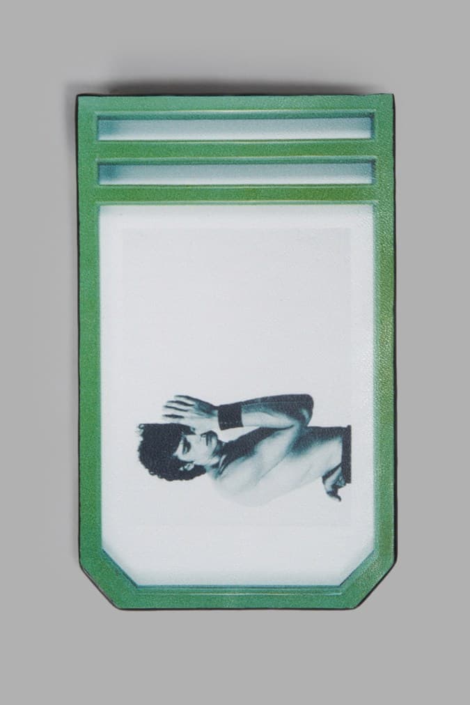 モノクロ写真を大胆に用いた、ラフ・シモンズの2017年春夏コレクションが公開