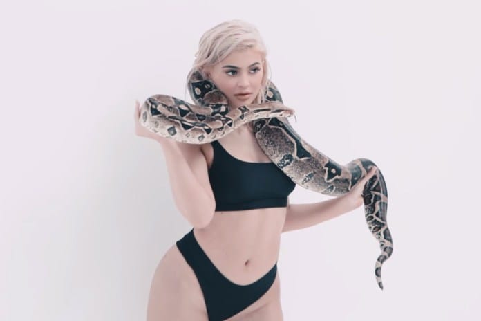 テリー・リチャードソン撮影のセクシーなカイリー・ジェンナーカレンダー撮影風景