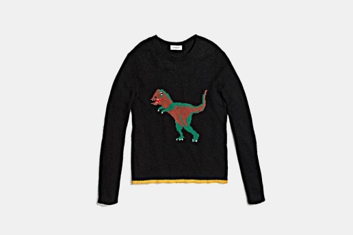 恐竜たちが盛り上げる COACH のホリデーギフトガイド