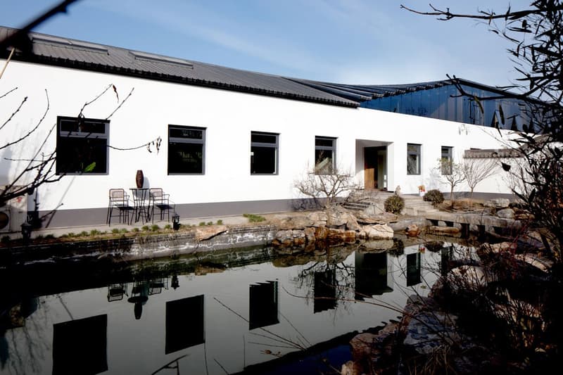 建築事務所 OfficeProject が北京の工場を美しい自宅兼クリエイティブスペースにリノベート