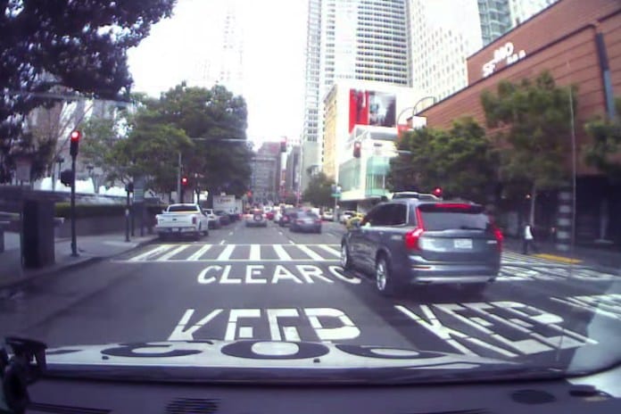 Uber の自動運転車がサービス開始初日に信号無視