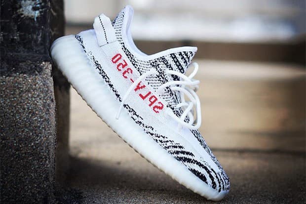 YEEZY BOOST 350 V2 の最新色 “Zebra” のリリース日が決定か  