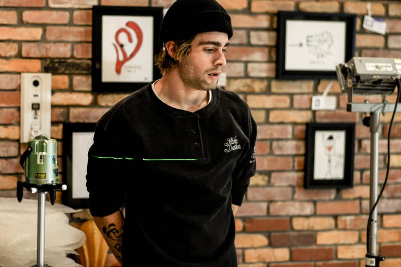 クロムハーツがマット・ディジャコモ特別展を開催：アートピース制作風景をレポート